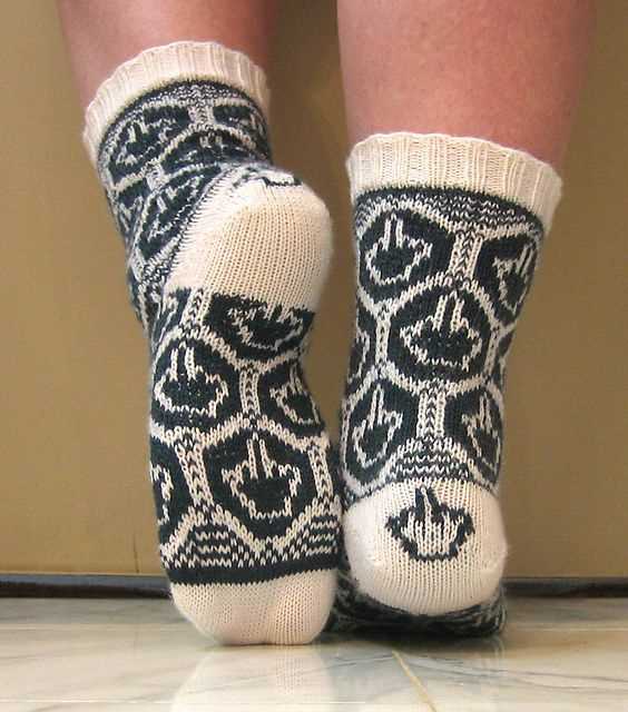 Skull socks knitting pattern