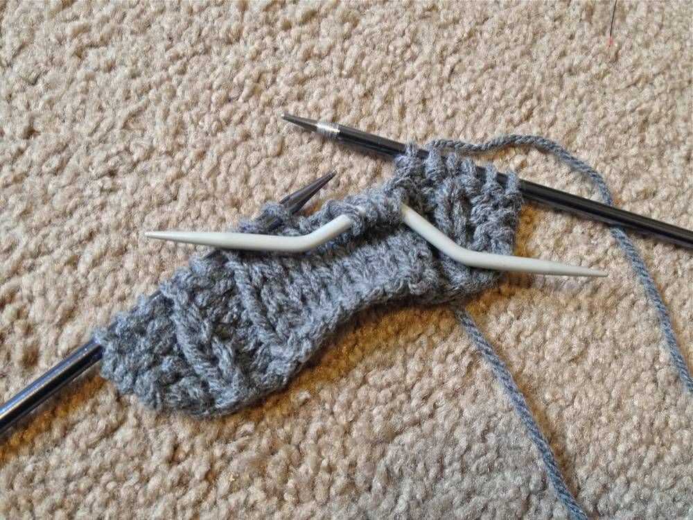 Cable ear warmer knitting pattern