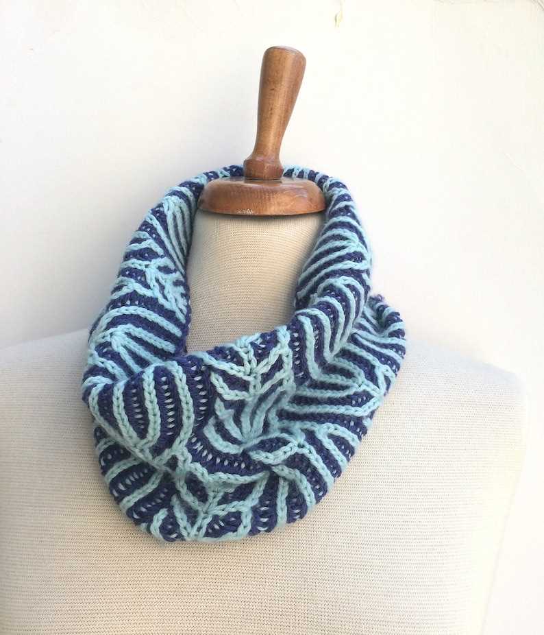 Knitted cowl pattern