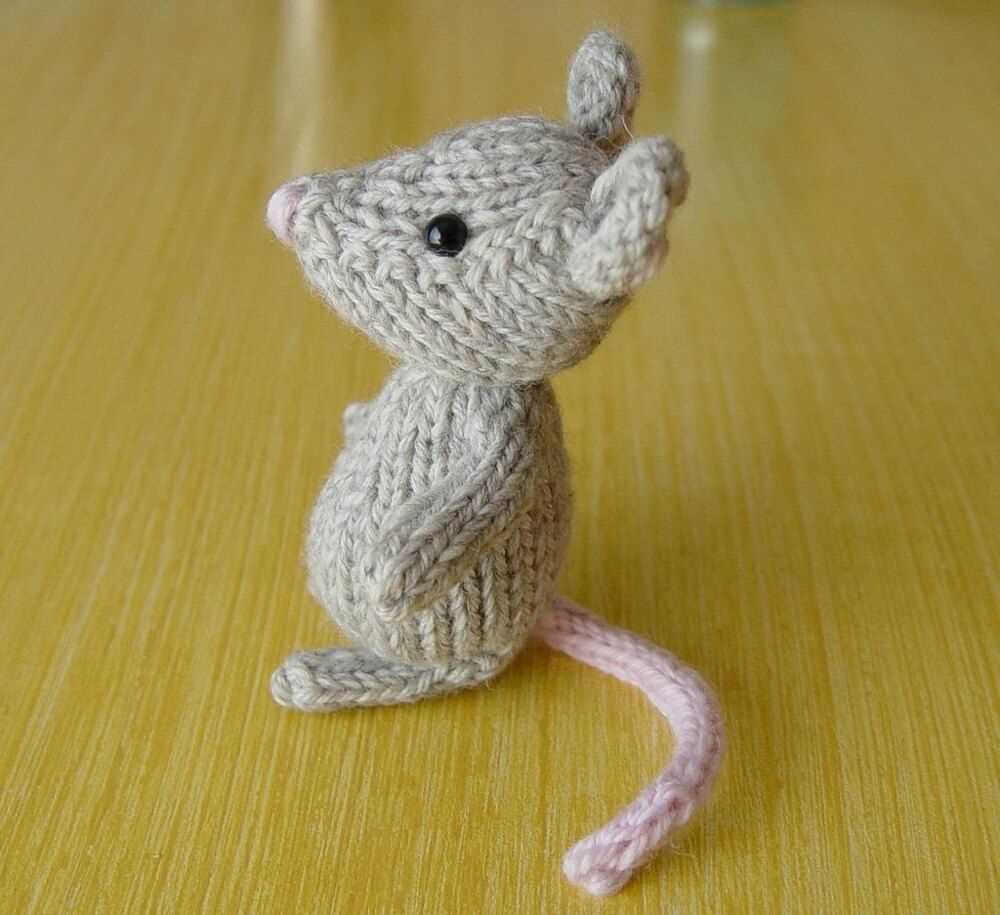 Knitted christmas mouse pattern