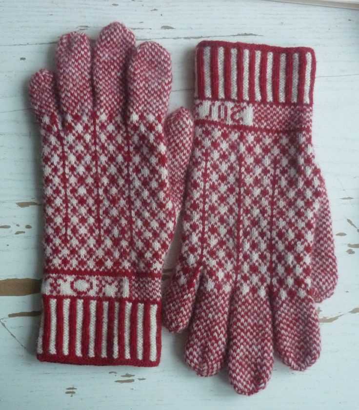 Create your own pair of knitted gloves with this free pattern! Free knitted gloves pattern