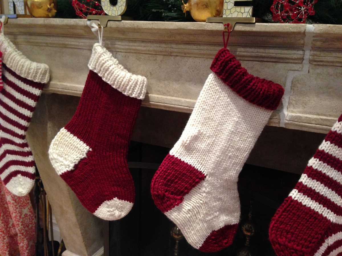 Knit your own adorable mini stockings with this pattern Mini stocking pattern knitting