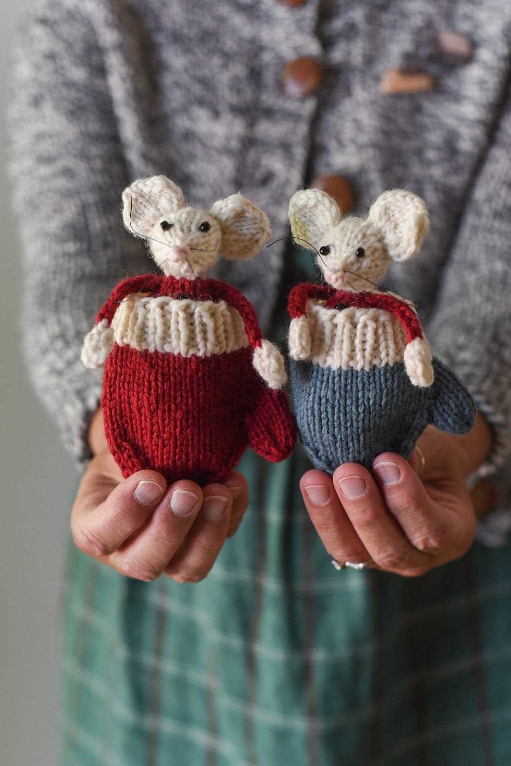 Christmas mice knitting pattern