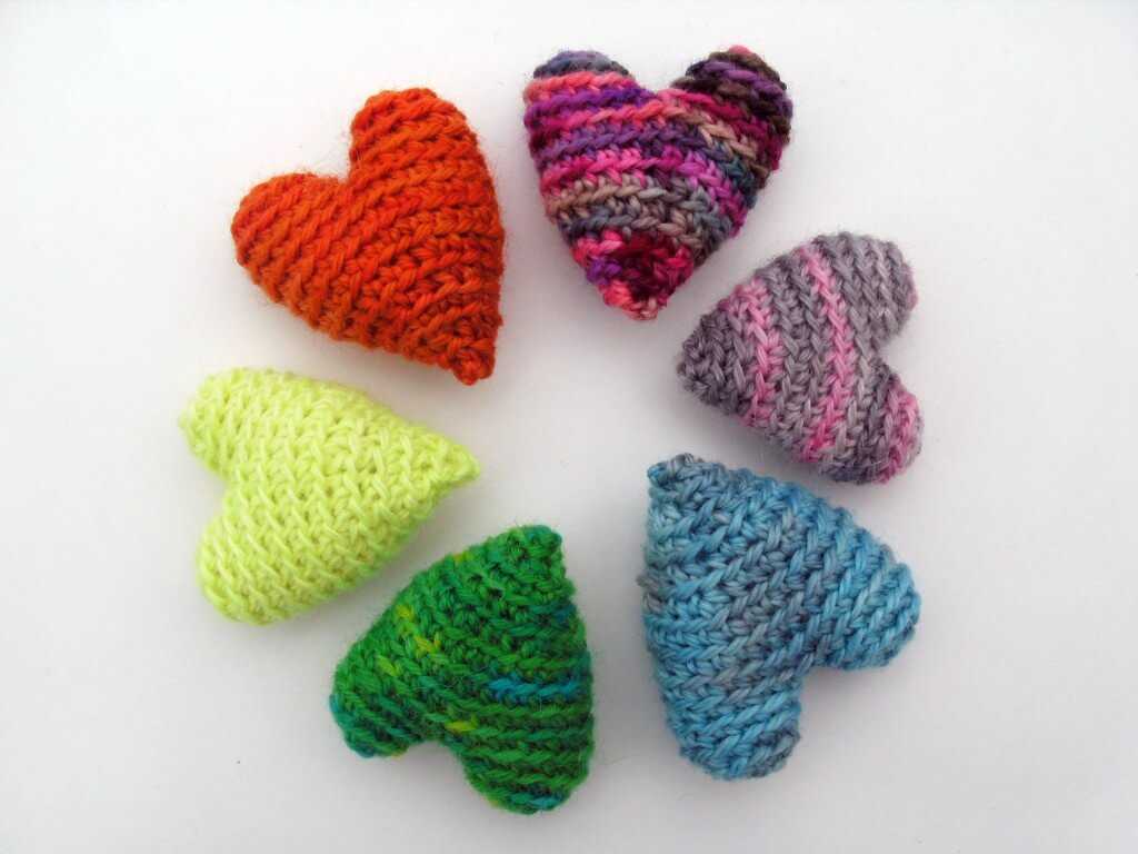 Tiny knitted heart pattern