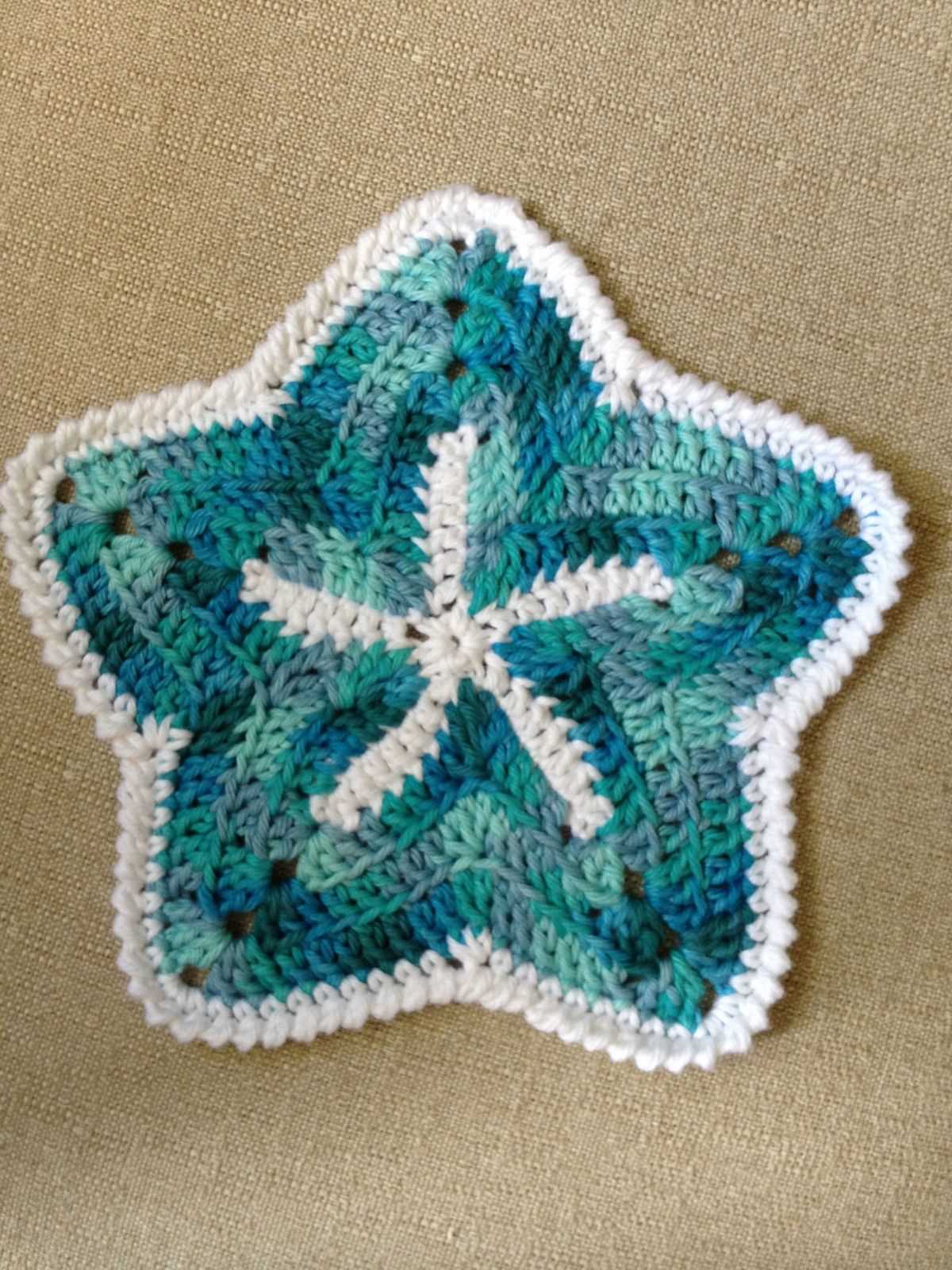 Get Creative with this Gorgeous Free Poinsettia Dishcloth Knitting Pattern Free knitted poinsettia dishcloth pattern