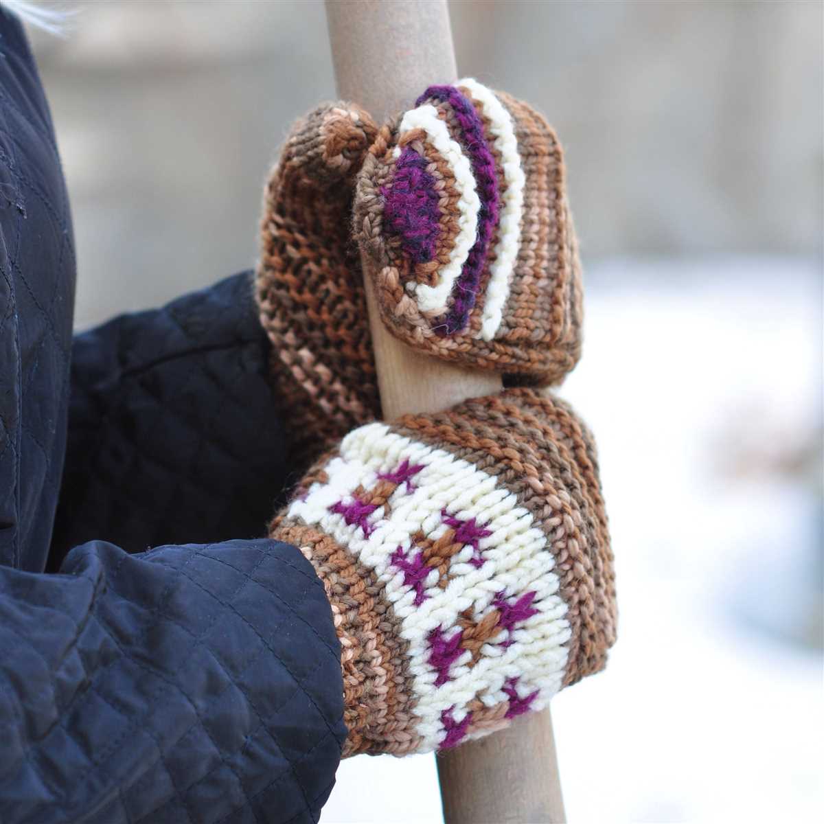 Knitting pattern for mittens in chunky wool