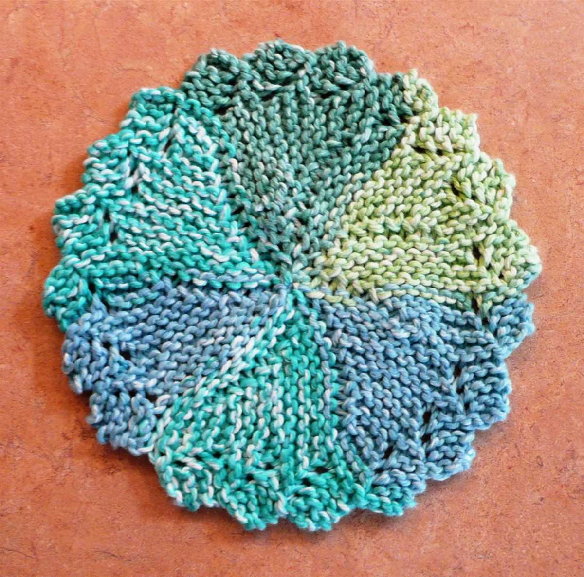 Free knitted poinsettia dishcloth pattern