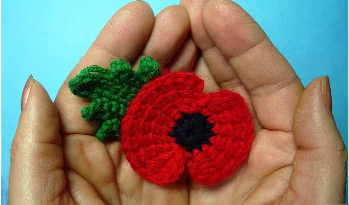 Knitting pattern for poppy brooch