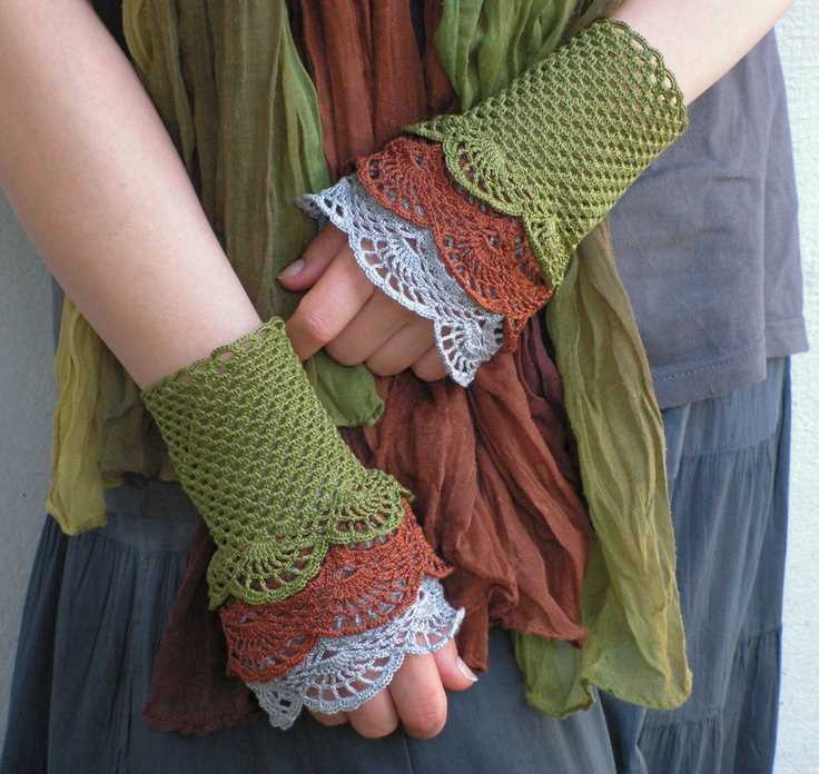 Lacy fingerless gloves knitting pattern