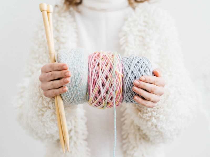 Knitting patterns using thick and thin yarn