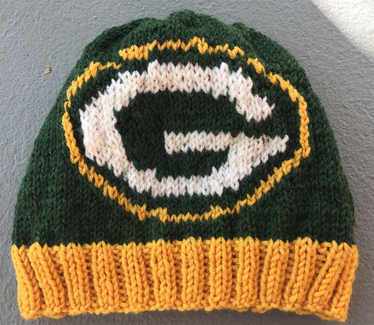 Ribbed brim hat knitting pattern