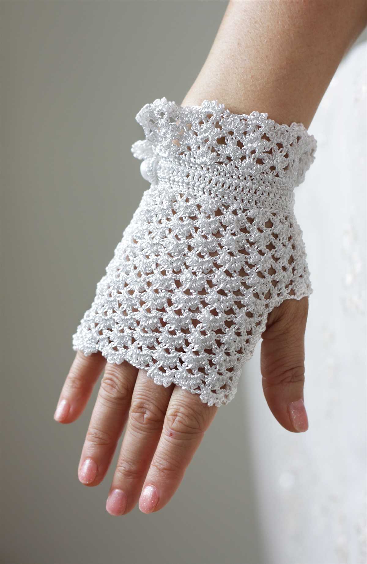 Knitted lace fingerless glove pattern
