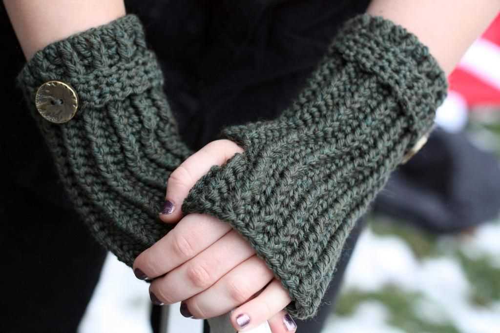 Ribbed fingerless gloves knitting pattern