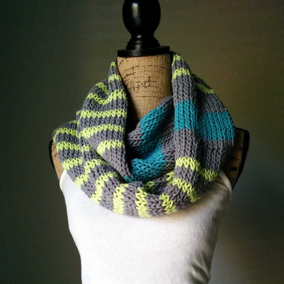 Knitted cowl pattern on circular needles