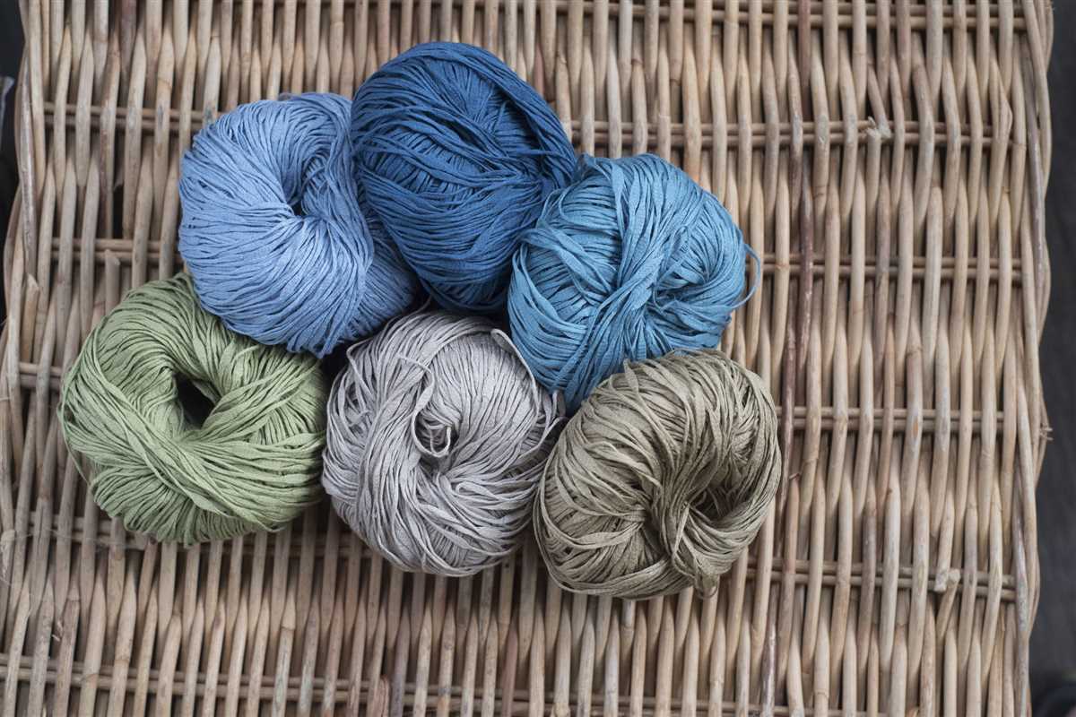 Knitting patterns using thick and thin yarn