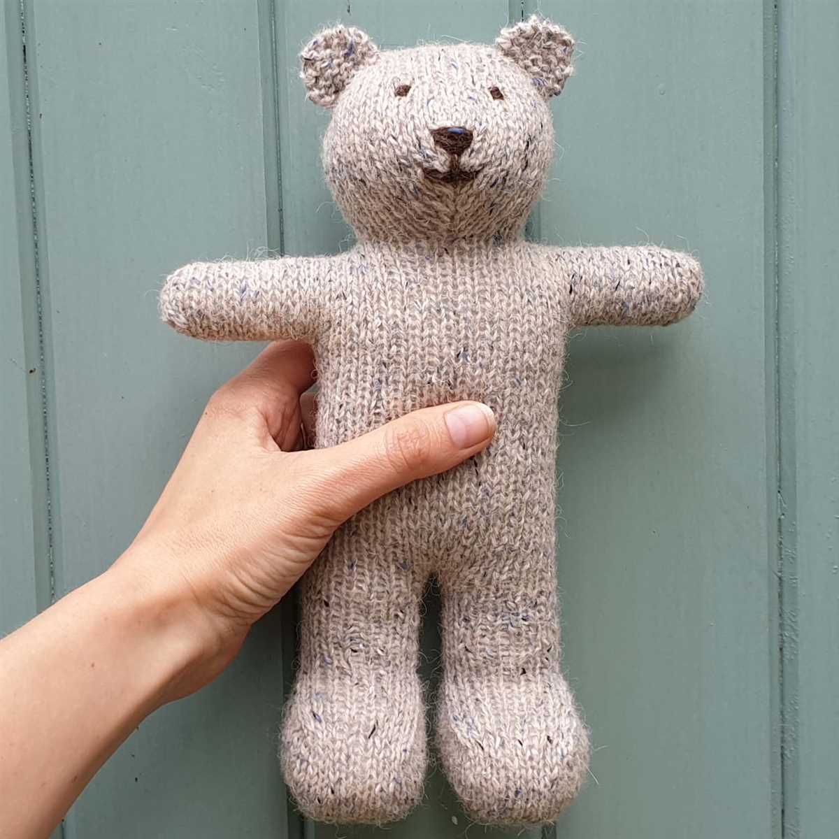 Tiny bear knitting pattern
