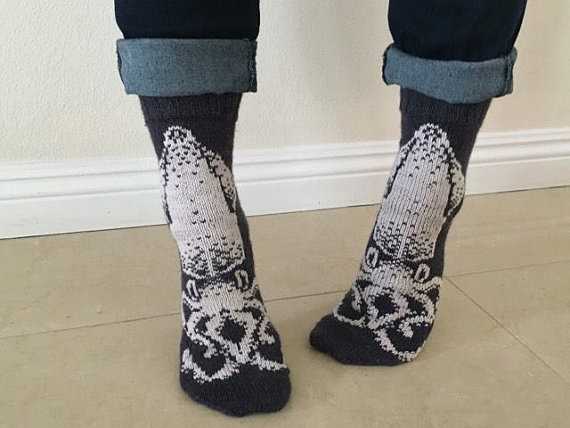 Skull socks knitting pattern