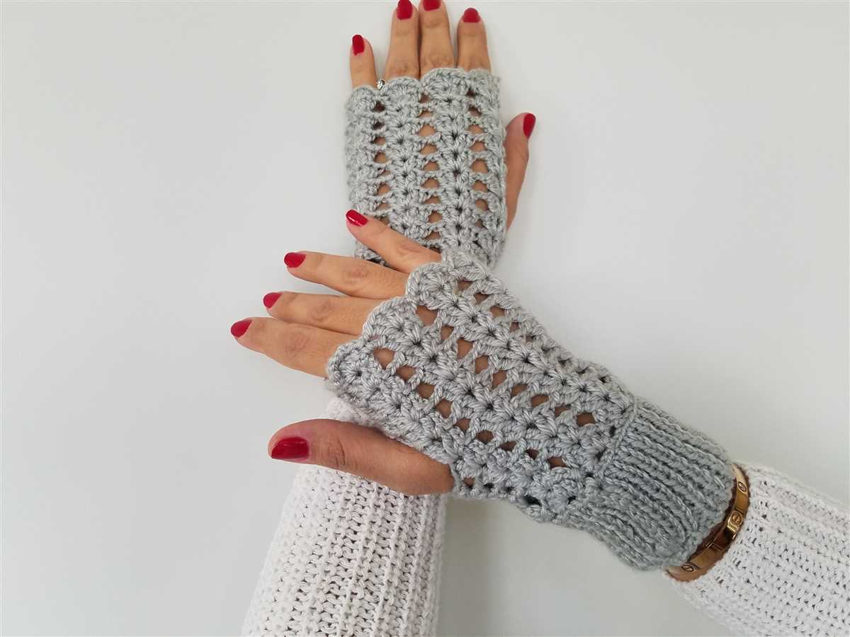 Lacy fingerless gloves knitting pattern