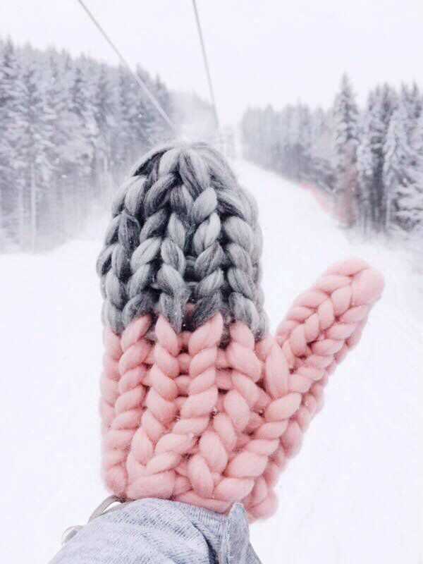 Knitting pattern for mittens in chunky wool