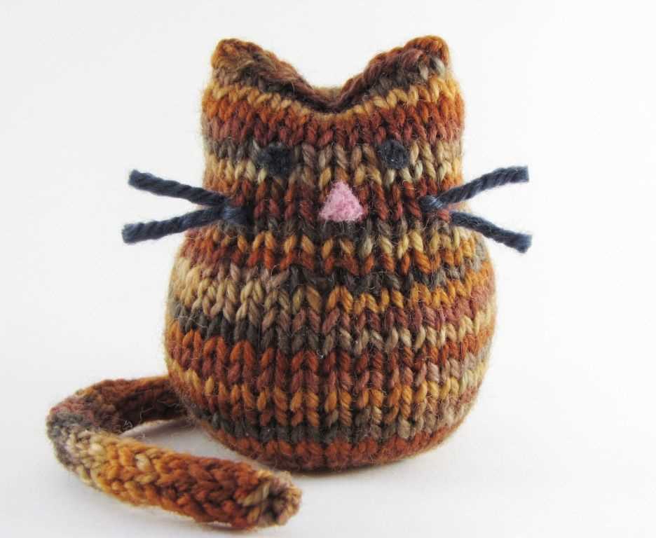 Simple knitted cat pattern