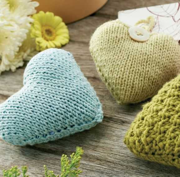 Simple knitted heart pattern