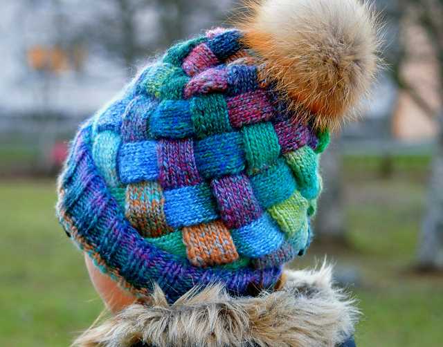 Hat with pom pom knitting pattern