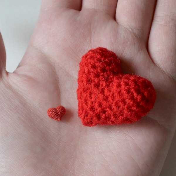 Tiny knitted heart pattern