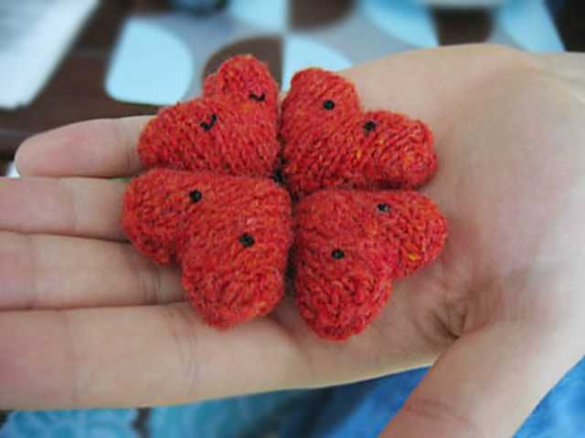 Tiny knitted heart pattern