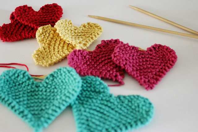 Tiny knitted heart pattern