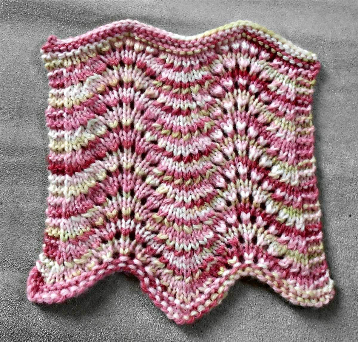 Feather and fan knitting pattern in the round