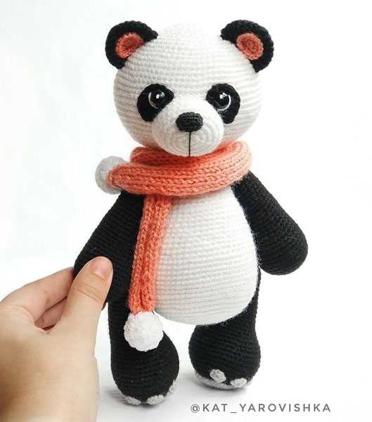 Knitted panda bear pattern