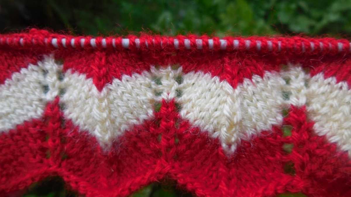 Zig zag knitted scarf pattern