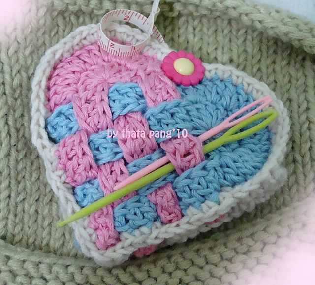 Knitted heart sachet pattern