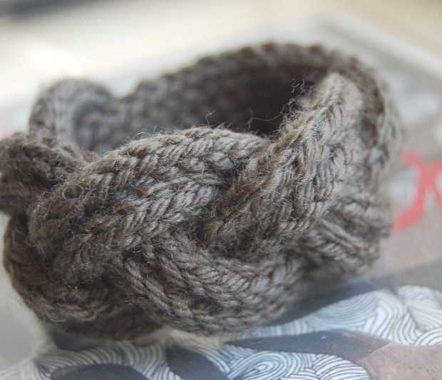 Cable knit bracelet pattern