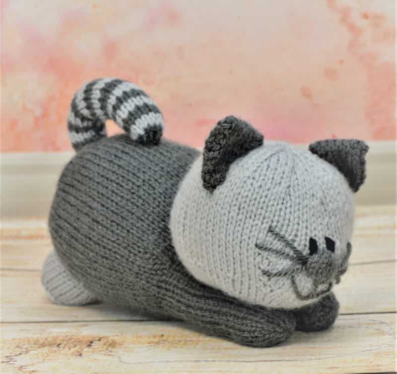 Small knitted cat pattern
