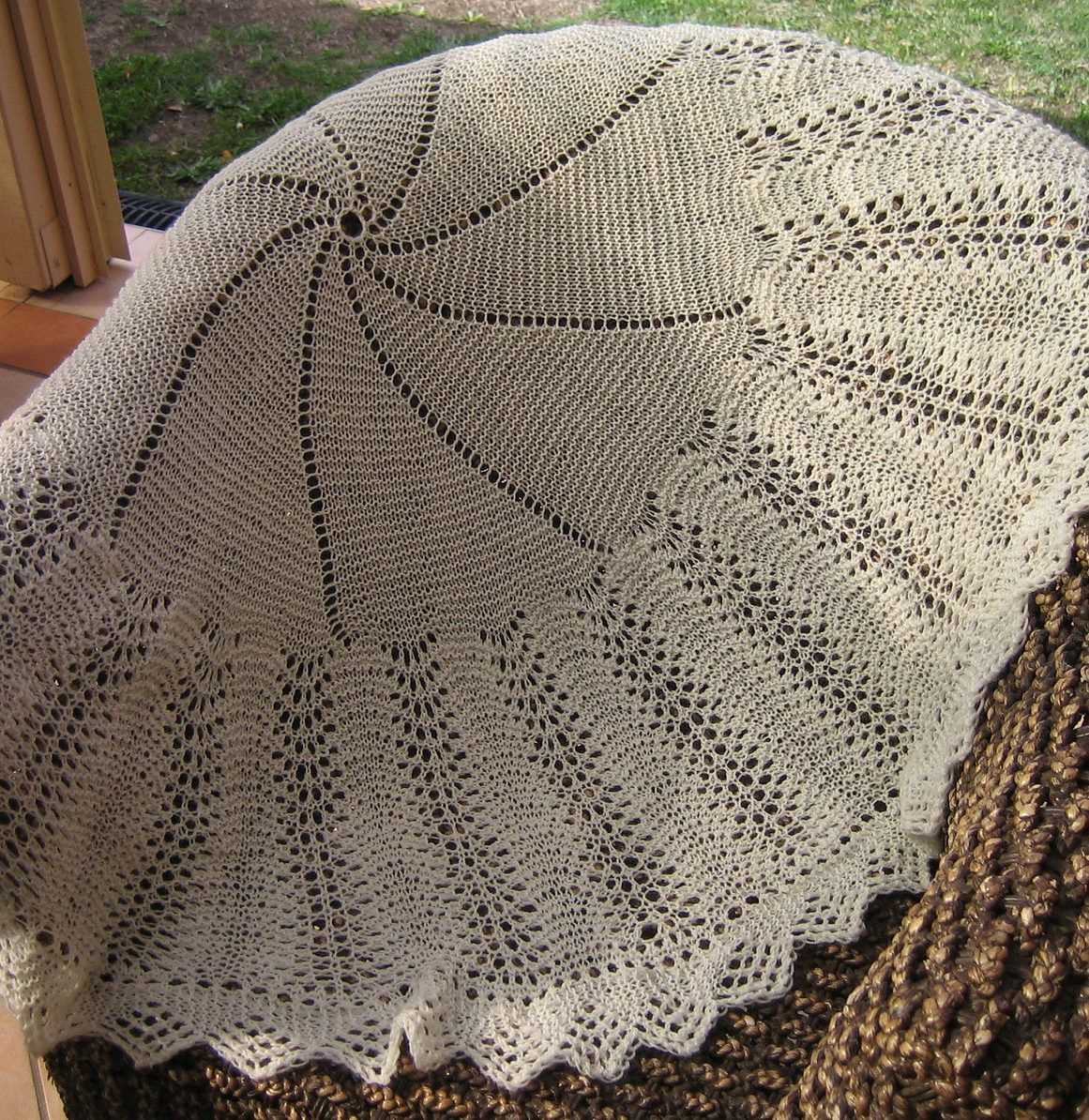 Circular shawl knitting pattern