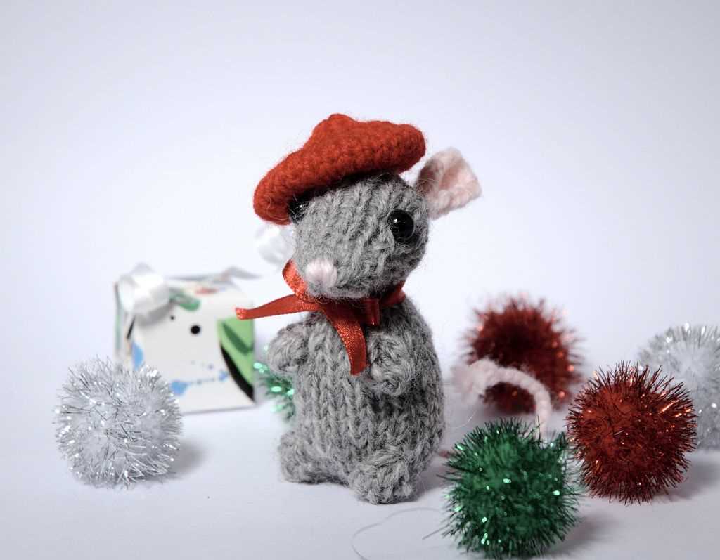 Knitted christmas mouse pattern