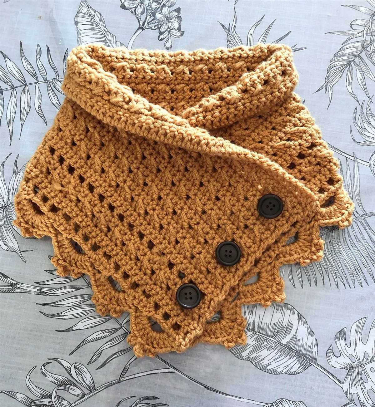 Knitted cowl with buttons pattern free