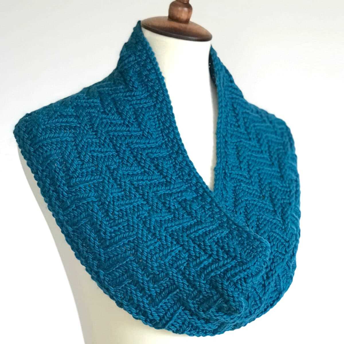Zig zag knitted scarf pattern