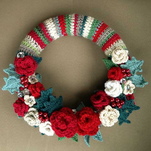 Knitted christmas wreath ornament pattern