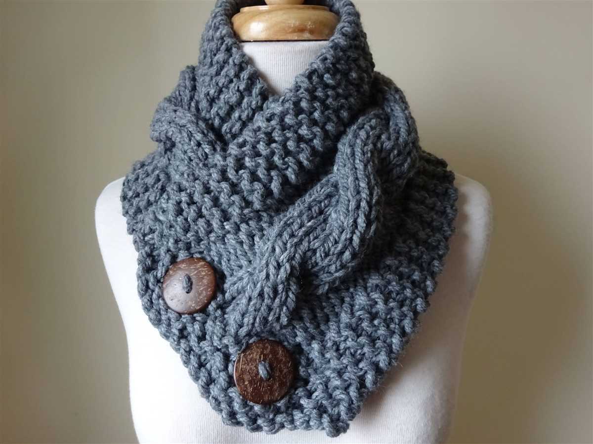 Knitted cowl with buttons pattern free