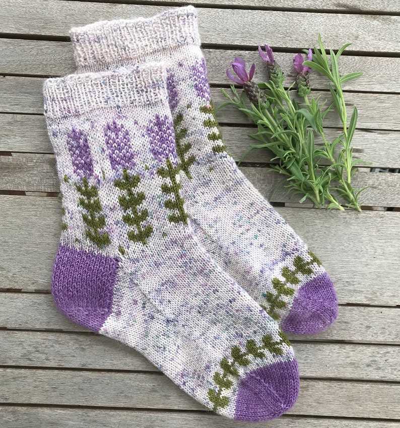 Skull socks knitting pattern