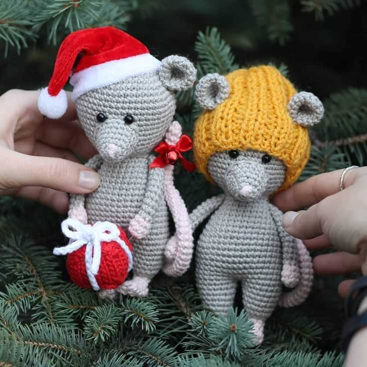 Knitted christmas mouse pattern