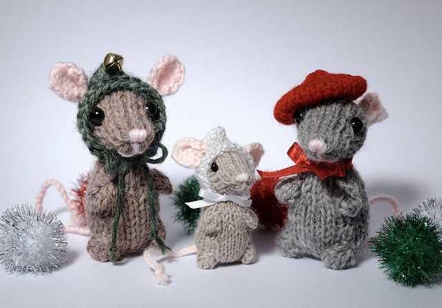 Knitted christmas mouse pattern