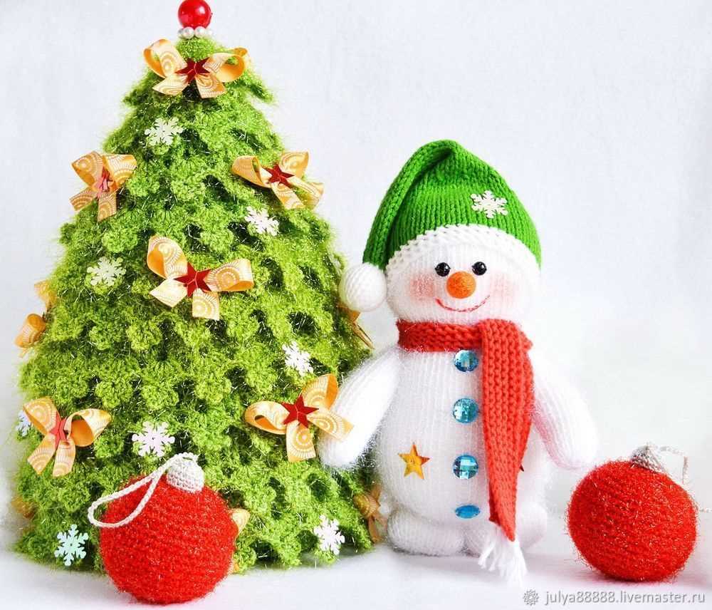 Knitted snowman tree decoration pattern