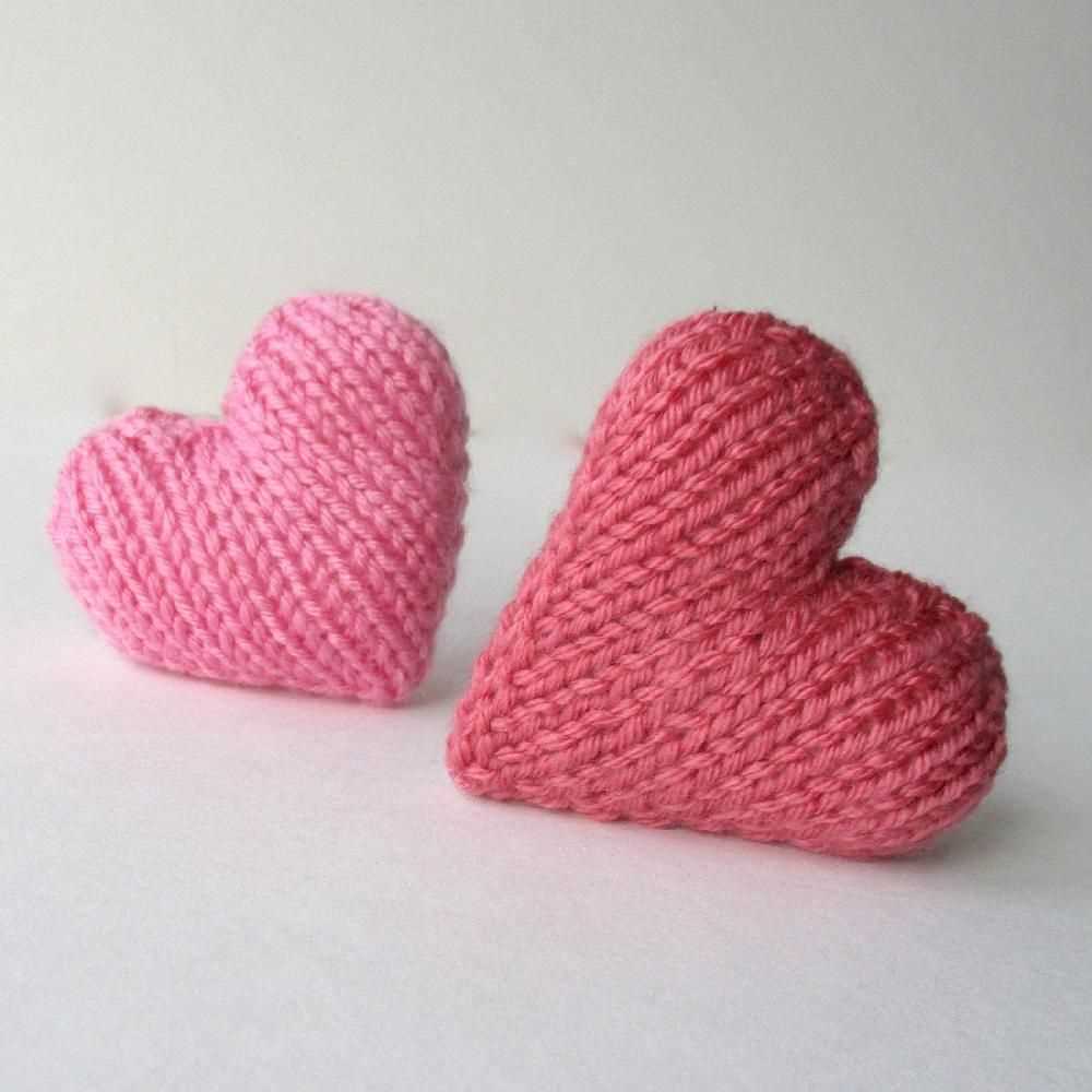 Knitting hearts pattern
