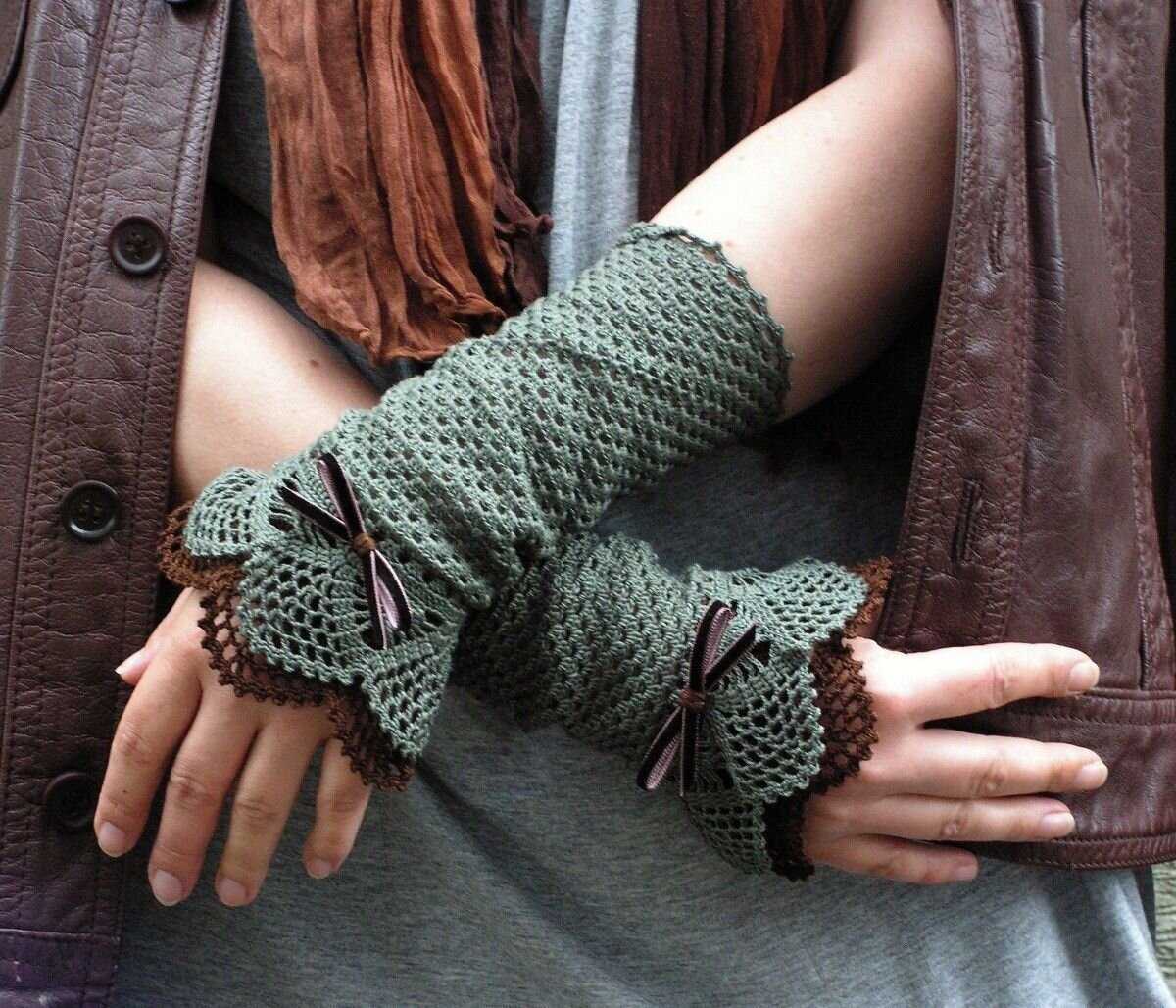 Lacy fingerless gloves knitting pattern