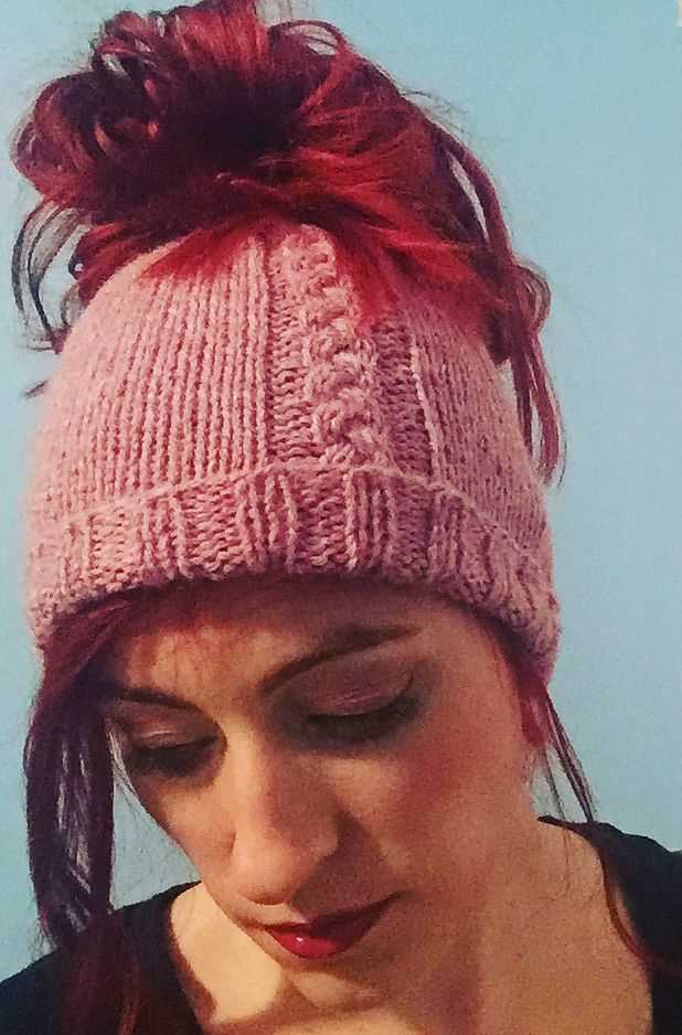 Free pattern for knitted messy bun hat