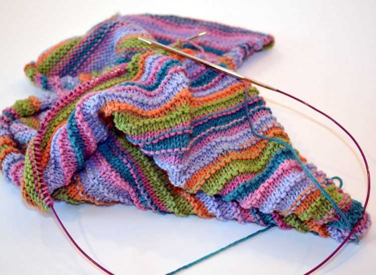 Knitting patterns using circular needles