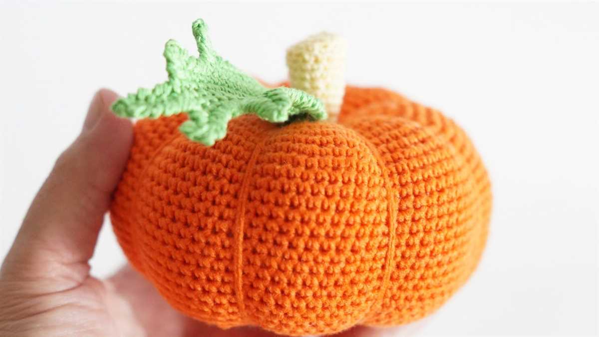 Knitted pumpkin leaf pattern